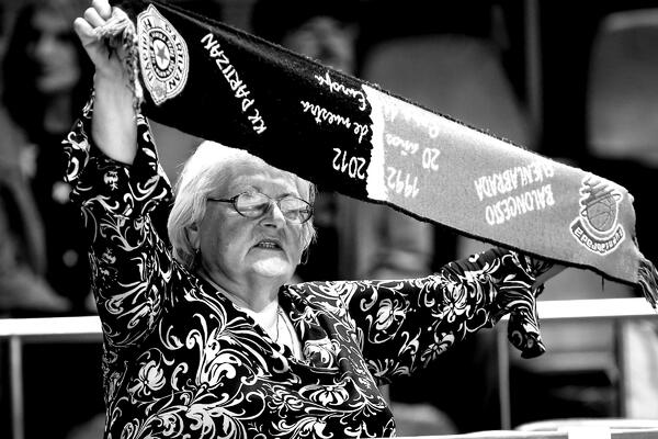 GROBARI U SUZAMA: Preminula majka Aleksandra Džikića