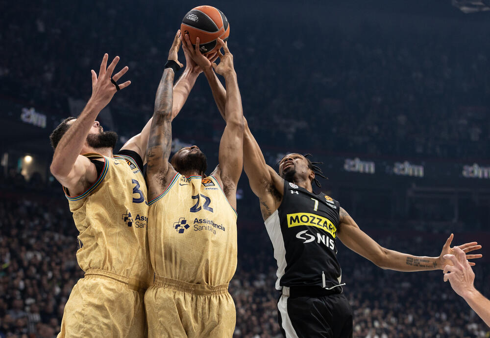 Nikola Mirotić (skroz levo) na utakmici Partizana i Barselone