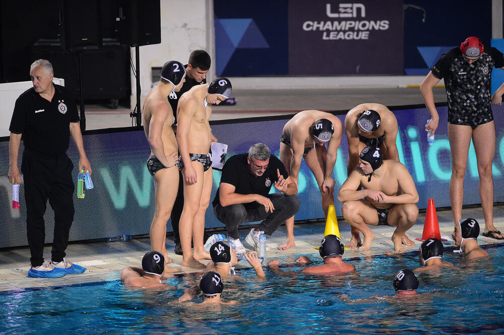 Vaterpolisti Partizana i trener Miloš Korolija