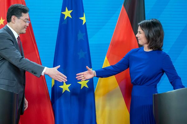 Ćin Gang pokazao čvrst stav tokom razgovora sa nemačkom koleginicom o sankcijama protiv Rusije