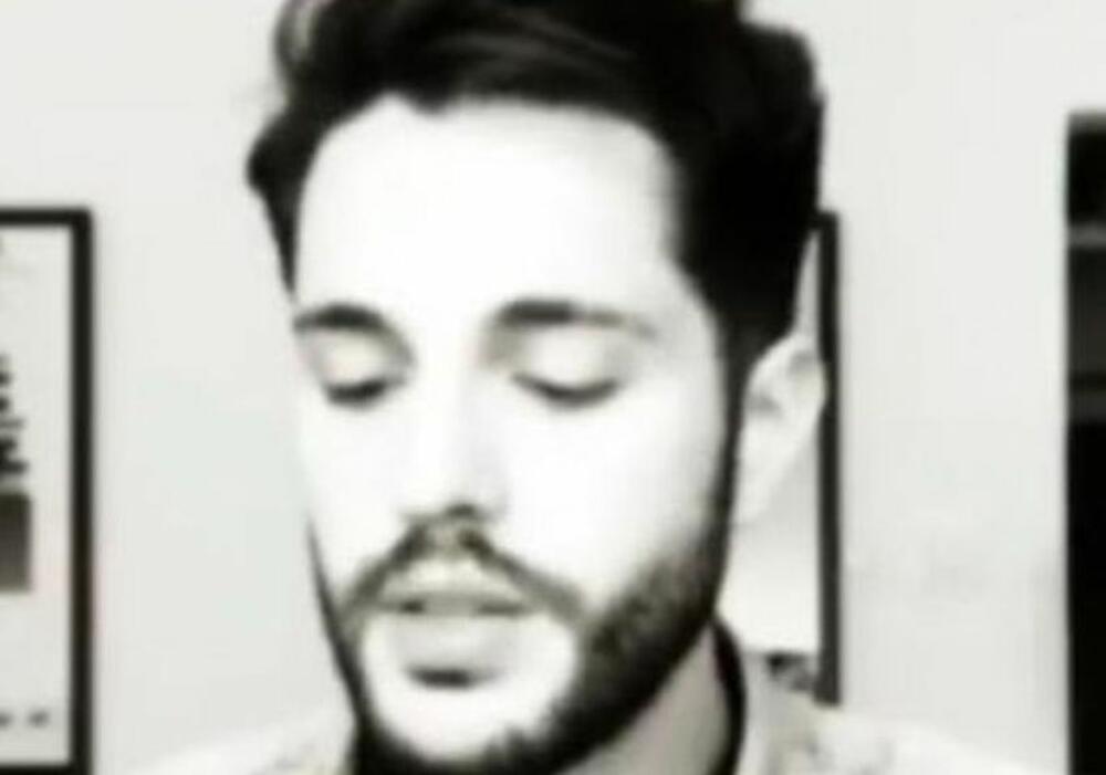 Duga, kovrdžava kosa, karneri i odela sada su nešto što ga karakteriše sada