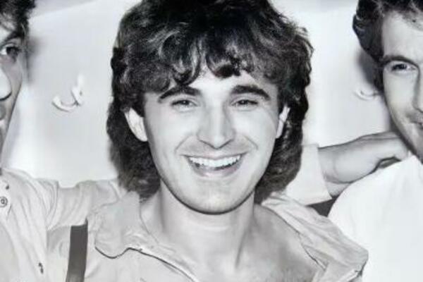 DA LI PREPOZNAJETE MUŠKARCA SA SLIKE? HARAO je domaćom ESTRADOM, a ŽENE su LUDOVALE za njim