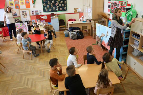 USKA HALJINA SA NIKAD DUBLJIM ŠLICEM,OBLINE DA RASPALE MAŠTU...Prizor iz VRTIĆA u Beranama će vas PATOSIRATI (FOTO)