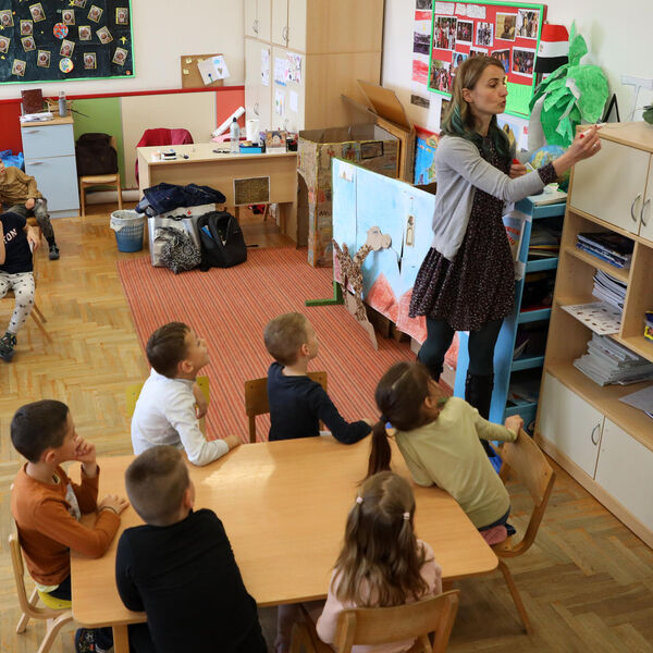 USKA HALJINA SA NIKAD DUBLJIM ŠLICEM,OBLINE DA RASPALE MAŠTU...Prizor iz VRTIĆA u Beranama će vas PATOSIRATI (FOTO)