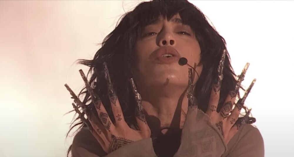 Tokom prvog polufinala ponela je bež kostim, a dugački nokti i kosa privukli su posebnu pažnju i dodatko učinili da njen nastup izgleda čarobno