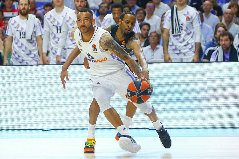 Adam Hanga u duelu sa Kevinom Panterom