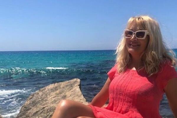 LETNJA HALJINICA POKAZALA PREVIŠE? Raskomotila se pevačica koja je na pragu OSME DECENIJE: Noge ZGODNE BAKE grme