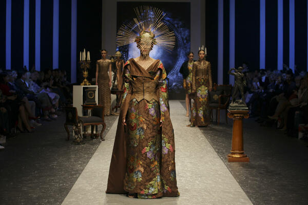 35. FASHION SELECTION 14. MAJA OTVARA DO SADA NEVIĐENI MODNO-SCENSKI SPEKTAKL