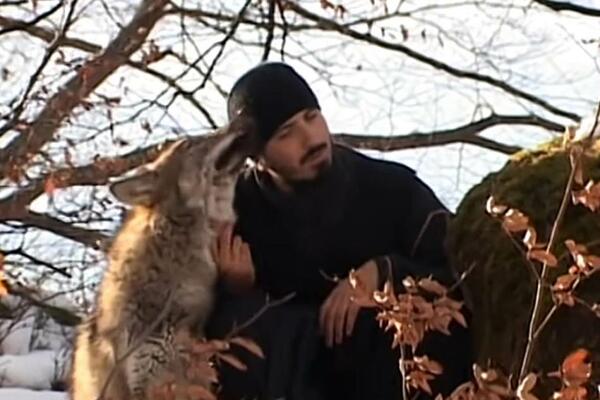 "LJUDIMA JE ČUDNO ŠTO ŽIVIM SA ZVERIMA": Srpski monah živi sa VUKOM, a pripitomio je i ORLA! (VIDEO)