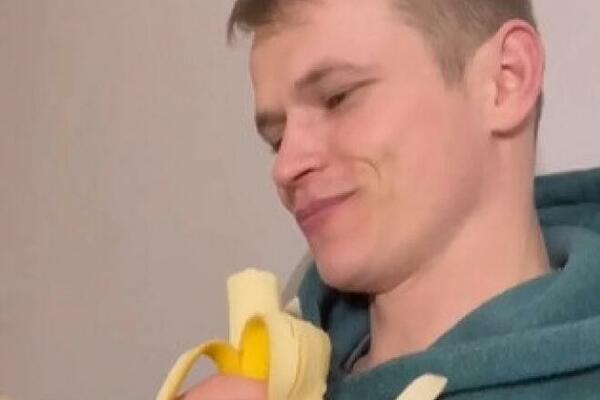 SEDEO JE U SOBI I JEO BANANU, A ONDA MU SE PRIKRALO OVO STVORENJE: U jednom trenu sve je nestalo, ljudi u ČUDU