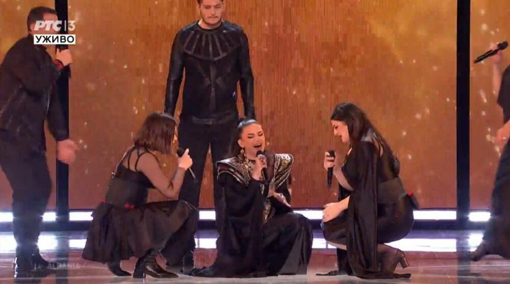 Njihova predstavnica je Albina i njena porodica, Familja Kelmendi.