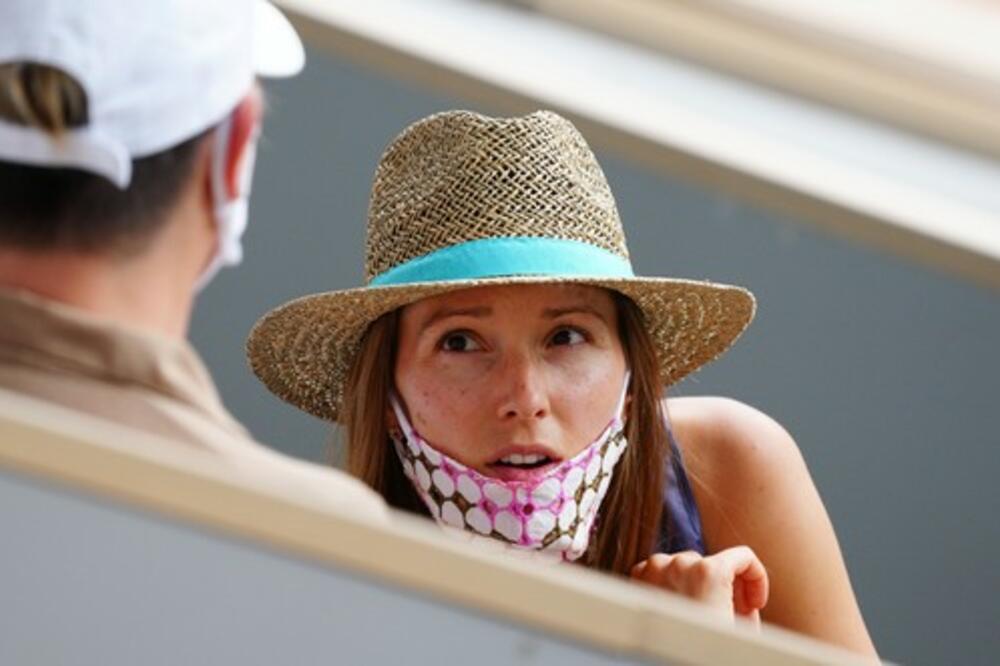 LICE JELENE ĐOKOVIĆ U KRUPNOM KADRU IZAZVALO HAOS: Pitaju se šta joj je NA OBRAZU, SVI BRUJE O TOME (FOTO)
