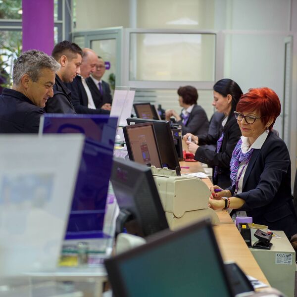 KOMERCIJALNA BANKA DANAS PRESTAJE SA RADOM NA KOSOVU I METOHIJI: Korisnici obavešteni putem SMS-a