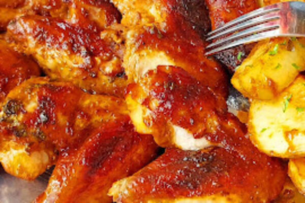 PILEĆA KRILCA U MARINADI PO BAKINOM RECEPTU: Karamelizovani sloj nateraće vas PRSTE DA POLIŽETE