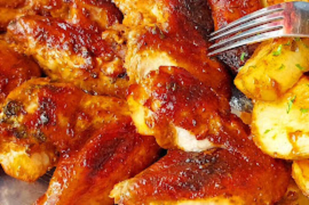 PILEĆA KRILCA U MARINADI PO BAKINOM RECEPTU: Karamelizovani sloj nateraće vas PRSTE DA POLIŽETE