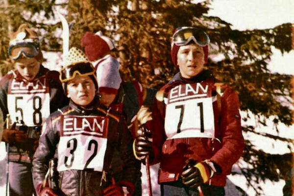 DEČAK SA FOTKE JE DANAS VELIKI MOĆNIK ESTRADE: Pita se za SVE, apsolutno ga SVI odlično znate FOTO