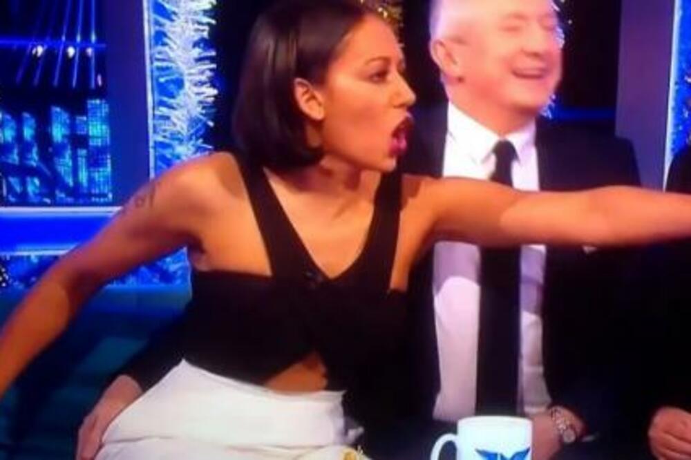 SKANDAL U PROGRAMU UŽIVO! Pevačicu krenuo da DODIRUJE po ZADNJICI, sve se VIDELO...