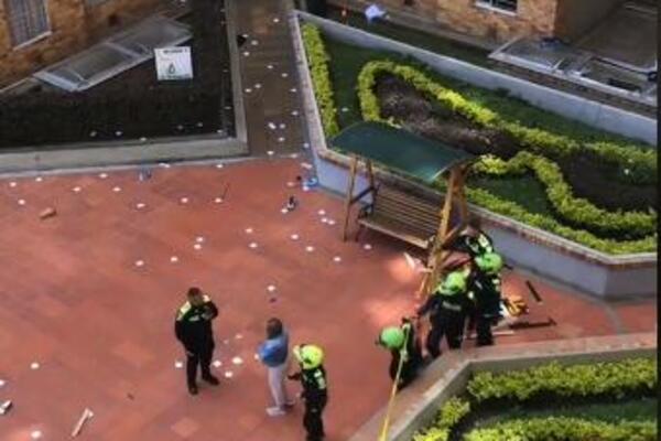 SVE JE PADALO SA ZGRADE, BESNA ŽENA NAPRAVILA HAOS ZBOG AFERE MUŽA: A onda se pojavila LJUBAVNICA U MINIĆU (VIDEO)