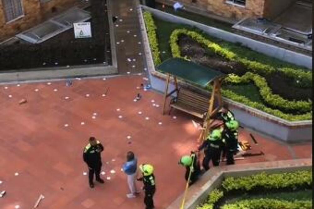 SVE JE PADALO SA ZGRADE, BESNA ŽENA NAPRAVILA HAOS ZBOG AFERE MUŽA: A onda se pojavila LJUBAVNICA U MINIĆU (VIDEO)