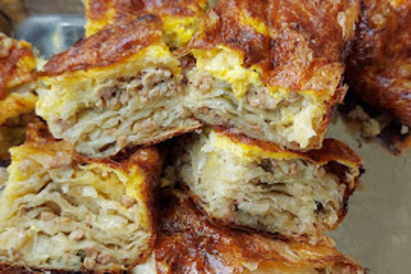 BAKA PODELILA RECEPT ZA PRELIVENU PITU SA MESOM: Tajna MEKOĆE se krije u 1 SASTOJKU, bolja je i od BUREKA