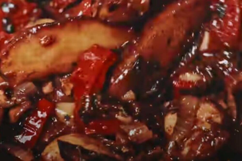 OVAKO RUMUNI SPREMAJU PAPRIKAŠ: Ukusniji je od NAŠEG jer stavljaju 1 sastojak za PIKANTNIJI UKUS, recept KIDA