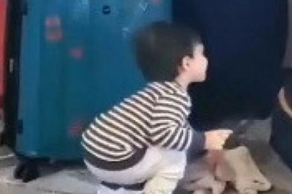 OSTAVILI SU DETE SAMO U SOBI, A POSLE PAR MINUTA... Nisu ni slitili da ovako nešto može da se desi (VIDEO)