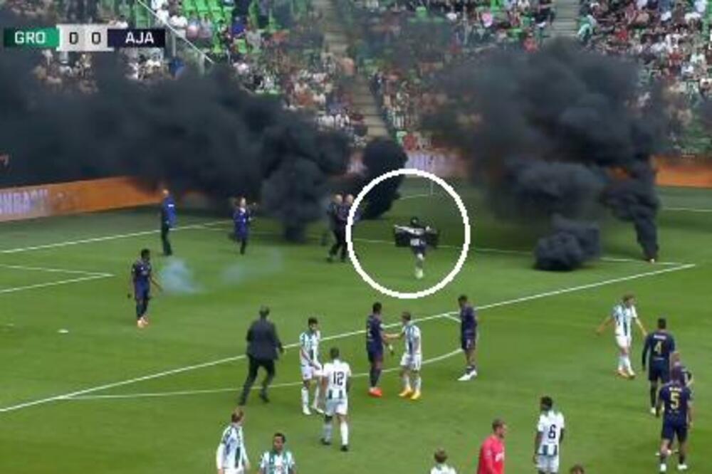 HAOS NA TADIĆEVOM MEČU: Navijači ubacili dimne BOMBE, jedan uleteo na teren sa BIZARNOM porukom! (VIDEO)