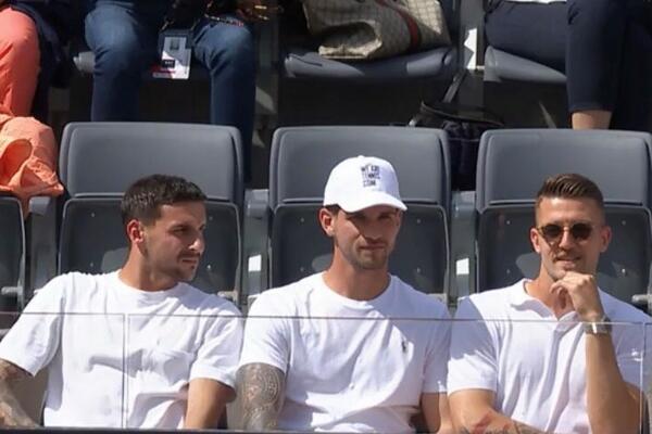 SERGEJ UŽIVO PRATI ĐOKOVIĆA: Milinković-Savić doveo saigrače iz Lacija da gledaju NAJBOLJEG tenisera sveta! (FOTO)