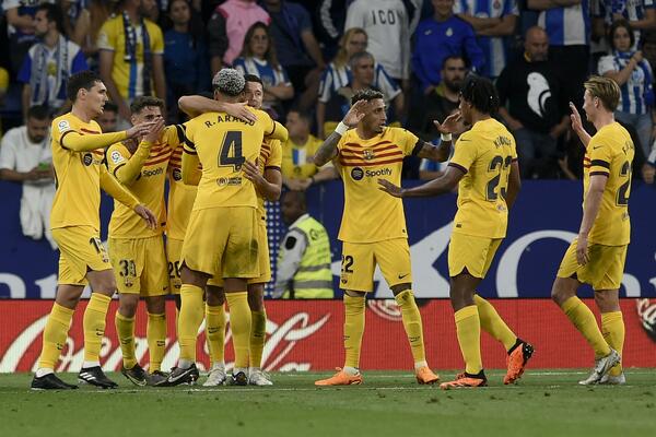 DRAMA: Fudbaleri Barselone osvojili titulu, pa bežali od RAZJARENIH navijača Espanjola!