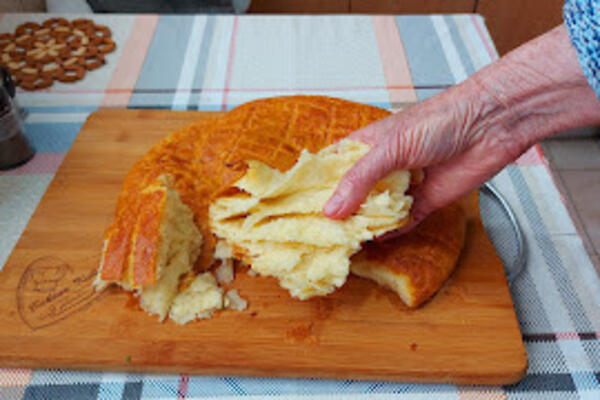 POGAČA KOJA SE LISTA KAO BUREK: Potrebno vam je par JEFTINIH SASTOJAKA, odmah zapišite bakin RECEPT (VIDEO)