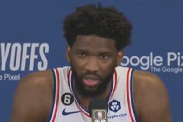 EMBID SE OBRUKAO I NA KONFERENCIJI: "Harden i ja NE MOŽEMO SAMI!" A drugu je pesmu pevao ranije... (VIDEO)