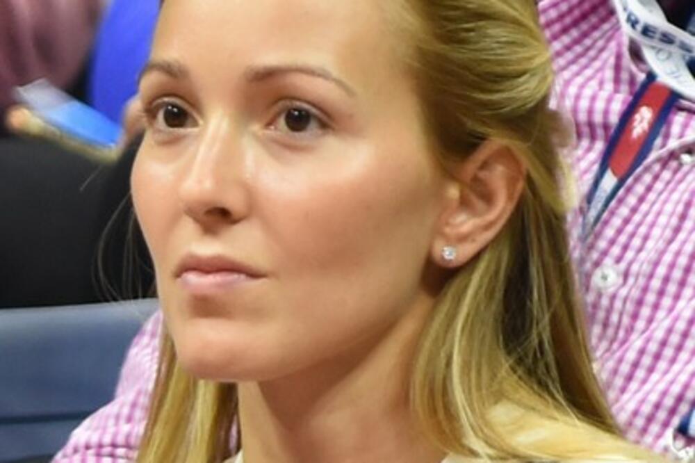 OVAKO JE JELENA ĐOKOVIĆ IZGLEDALA PRE NOVAKA: Osvanula slika sa VRLO MOĆNIM MUŠKARCEM, NE LIČI NA SEBE (FOT)