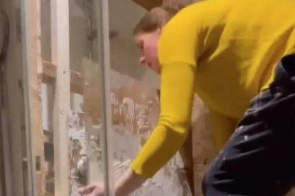 HANA RENOVIRALA KUPATILO JER JOJ JE CURIO TUŠ: Kad je ugledala OVO iza pločica, mislila je da je u HOROR FILMU