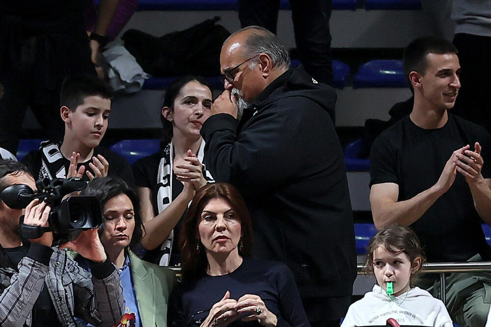 NAJDIRLJIVIJA SCENA U PIONIRU: Džikić poljubio i ostavio šal na mestu gde je uvek sedela njegova majka! (VIDEO)