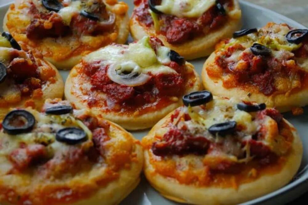 MINI PICE SA MESOM KOJE ĆE SRBI OBOŽAVATI: Peku se SAMO 11 MINUTA, brza i ukusna VEČERA (VIDEO)