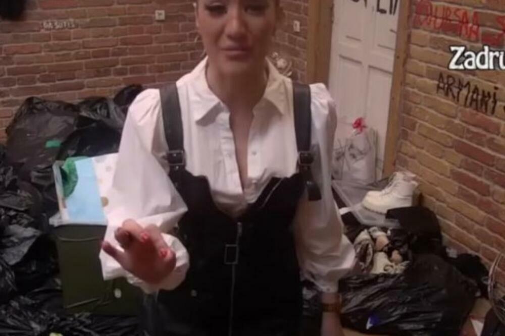 SAMO DA VIDITE ZBOG KOJE ANĐELINE BLJUVOTINE SE NACIJA SAD ZGROZILA: Izribala je Zvezdanov DEO TELA kao SUMANUTA