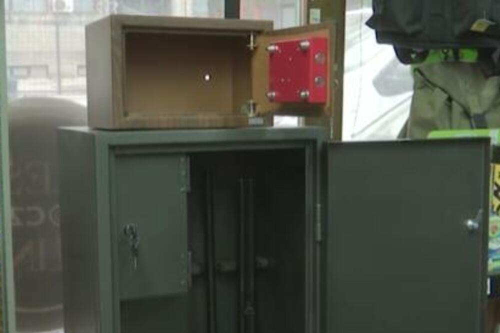 KRAGUJEVČANIN KRIO ARSENAL ORUŽJA U KUĆI: Policija pronašla PUŠKE, PIŠTOLJE...