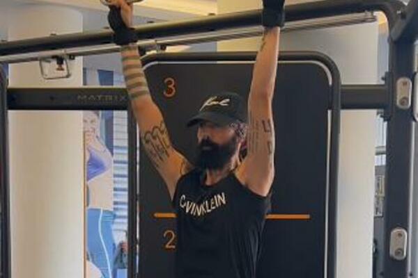 NEKADA NOSIO SUKNJICE, A SADA JE ZVER U TERETANI! Domaći pevač ŠOKIRAO: E ovo je POTPUNA TRANSFORMACIJA ČOVEKA