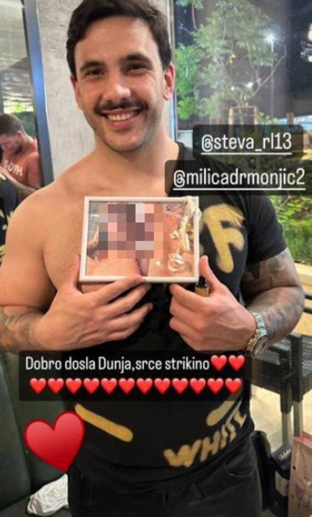 Pozirao sa ćerkinom slikom