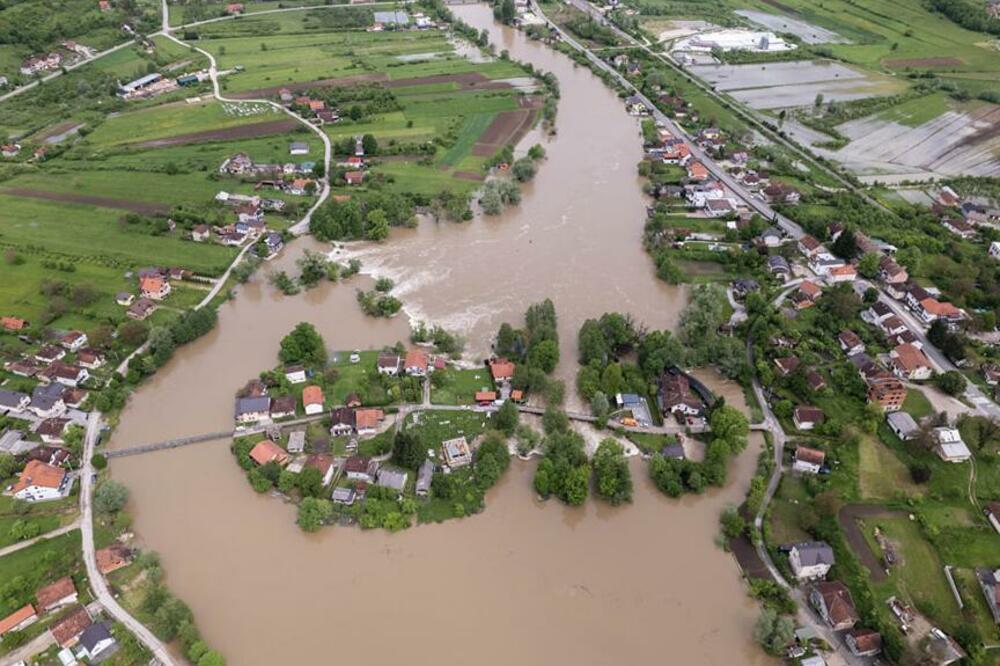 MESEČNA KOLIČINA KIŠE PALA U SAMO DVA DANA: Poplave napravile problem KOMŠIJAMA, ovde je NAJKRITIČNIJE (FOTO/VIDEO)