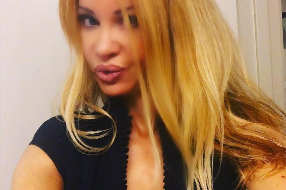 18 PUTA OPERISALA GRUDI, 11 PUTA NOS: Poznata glumica PROMENILA LIČNI OPIS, evo kako sada izgleda (FOTO)