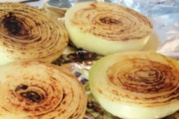 Recept za zapečeni i začinjeni luk u foliji: Služi se kao predjelo, a ukusu je neverovatan - probajte već sutra