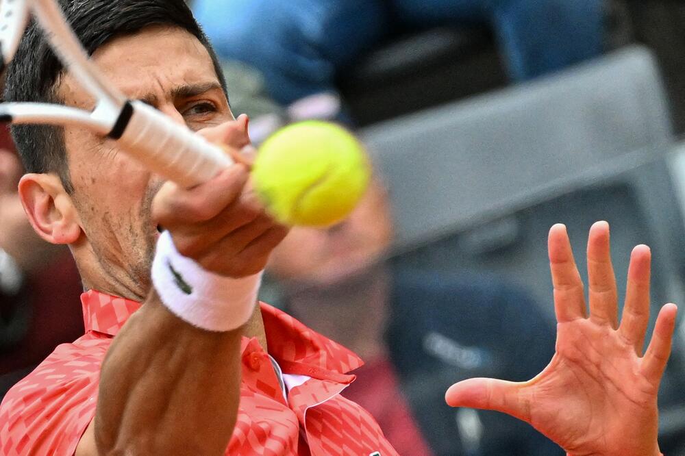 OTKRIVENO ZAŠTO JE MEČ KASNIO 20 MINUTA! Novak imao problem (FOTO)