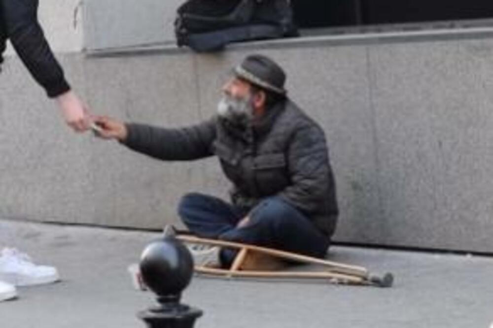 SNIMAK DANILA SE DELI MREŽAMA: Prišao PROSJAKU i TRAŽIO MU NOVAC, zbog onog što se desilo SRBIJA PLAČE (VIDEO)