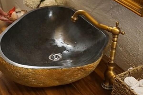 "DOBRO JUTRO SIROTINJO": Srpkinja pokazala kako se luksuzno PERU RUKE - odmah su je NAPALI u KOMENTARIMA (VIDEO)