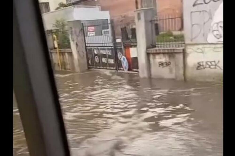 "ZBIJAMO ŠALE, ALI NIJE NAM DO NJE": Dorćolcima POPLAVLJENA ulica, treba im ČAMAC da se "PROBIJU" (VIDEO)