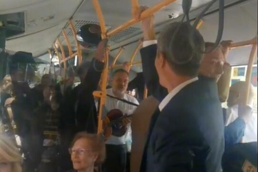 TAMBURAŠI NAPRAVILI LOM USRED AUTOBUSA U NOVOM SADU: Orilo se "O JELENA, O JELICE", reakcija putnika je HIT (VIDEO)