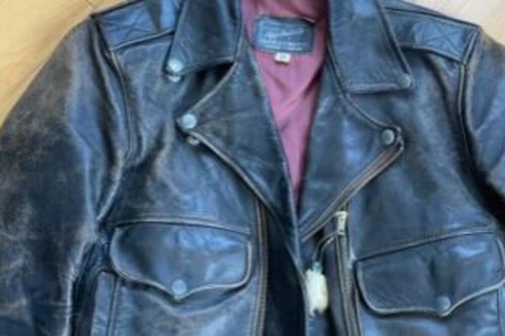 MAJA KUPILA POLOVNU JAKNU ZA MALE PARE: Kada je pogledala u DŽEP ostala NEMA, nije mogla da VERUJE ŠTA VIDI (VIDEO)