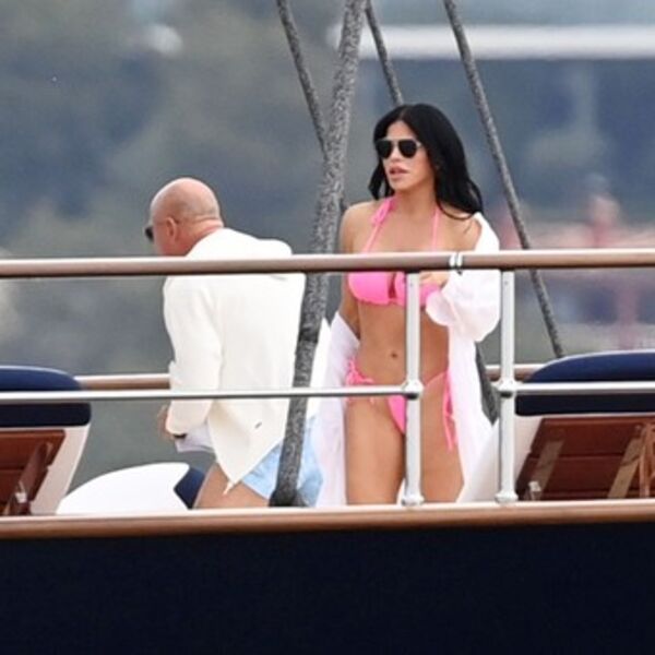 LJUBAVNICU NIKO U OČI NIJE GLEDAO OD DUBOKOG DEKOLTEA: Lice joj NIKO nije zapamtio, ali ono preko GRUDI...