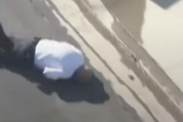 OČAJNIČKI POKUŠAO DA POBEGNE OD "NEVIDLJIVOG" NEPRIJATELJA, PA SE SAMO SRUŠIO NA GLAVU: Evo šta ga je NAPALO! VIDEO